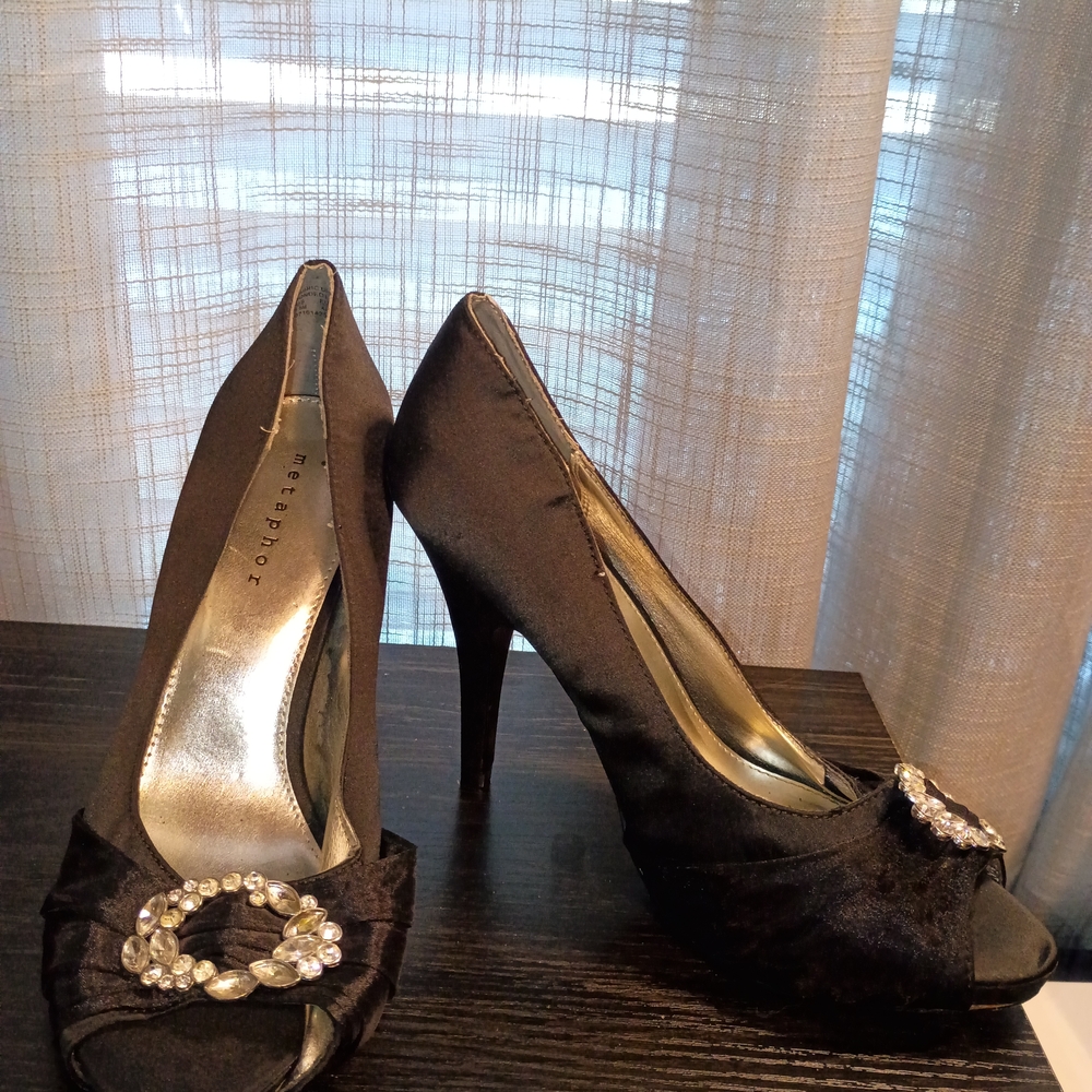 Elegant Black Heels with Rhinestone Detail